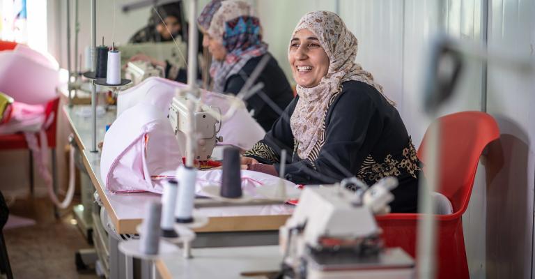 ناهد، لاجئة سورية تعمل في مركز خياطة تديره هيئة الأمم المتحدة للمرأة في مخيم الزعتري للاجئين في الأردن. (الصورة: هيئة الأمم المتحدة للمرأة / كريستوفر هيرويغ).