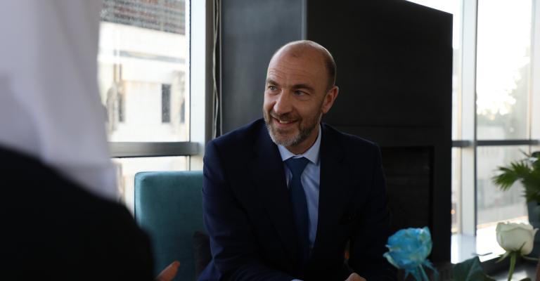 السفير البلجيكي في الأردن سيرج ديكشن خلال جلسة مع لاجئة سورية. (UNHCR)