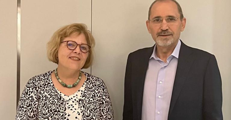 ليف الى جانب وزير الخارجية الأردني