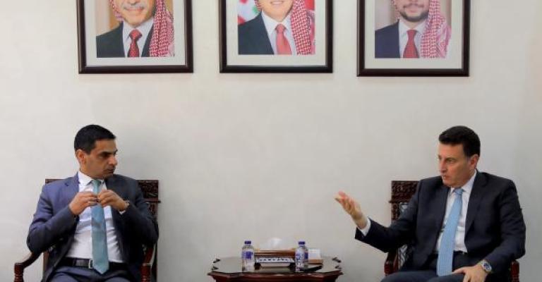 رئيس مجلس النواب أحمد الصفدي، إلى جانبه نقيب الصحفيين راكان السعايدة (انترنت)