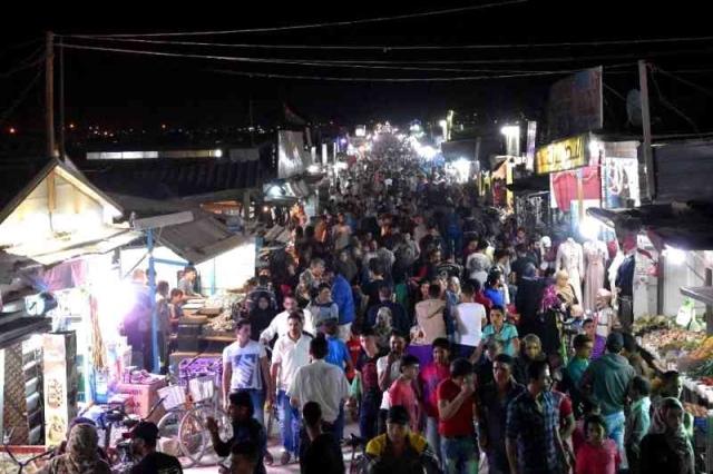 العلاقات التجارية بين مخيم الزعتري وخارجه.. باب للاندماج الاجتماعي شارع الـ” شام إليزيه“ في مخيم الزعتري للاجئين السوريين