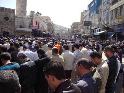 حواجز أمنية بين مسيرة وسط البلد ومسيرة موازية تأييدا للملك (صور)