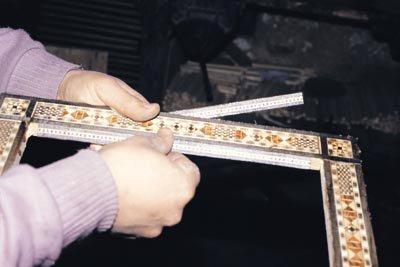 حِرَفٌ نَادِرَةٌ ظلت خلف اللاجئين في أحياء دمشق