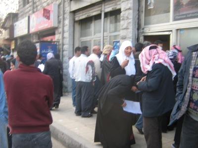 مواطنون يقدمون طلبات مساعدة مالية للديوان الملكي