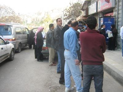 مواطنون يقدمون طلبات مساعدة مالية للديوان الملكي