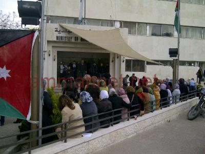 معتصمو البلديات للوزير : ارحل ارحل –صور 