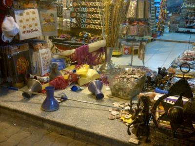 مشادات كلامية مع أصحاب محال وسط البلد بعد إزالة بساطتهم مشادات كلامية مع أصحاب محال وسط البلد بعد إزالة بساطتهم