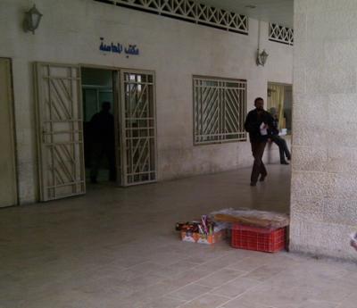 بسطات أمام أقسام "البشير".. وسيارات أجرة في طرقه - صور بسطات أمام أقسام "البشير".. وسيارات أجرة في طرقه - صور