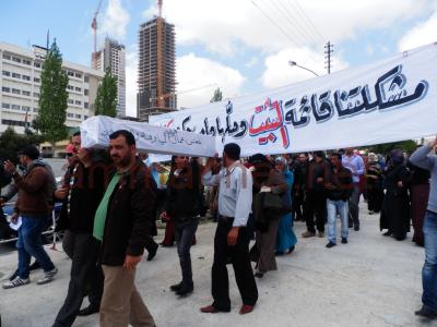 عمال مياومة الكرك يرفعون نعشهم امام النواب 