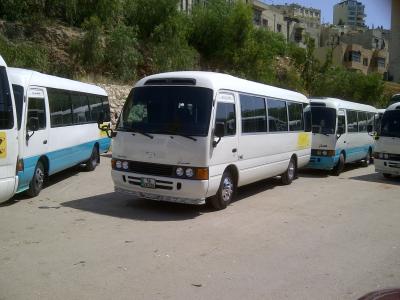 سائقو باصات صويلح يعتصمون أمام الامانة- صور