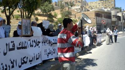 أهالي الأسرى يحملون الملك مسؤولية اضراب الأسرى- فيديو وصور