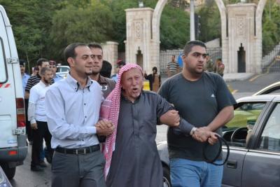 الاعتداء على أهالي الاسرى أمام الديوان- صور الاعتداء على أهالي الاسرى أمام الديوان- صور