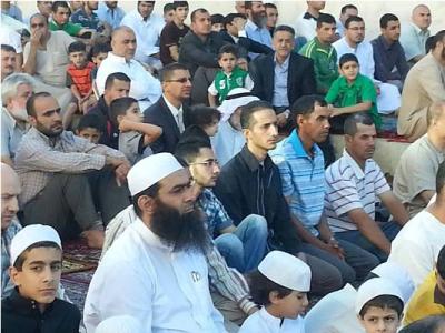 صلاة العيد أمام السفارة المصرية تأييدا لـ"شرعية" مرسي