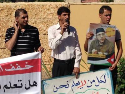 معايدة أهالي الأسرى أمام القصور- صور