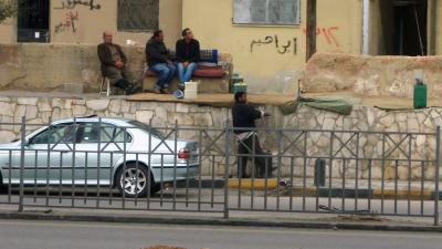 البنزين المهرب: مكاسب سريعة للبائعين وأضرار بالغة للمستخدمين 