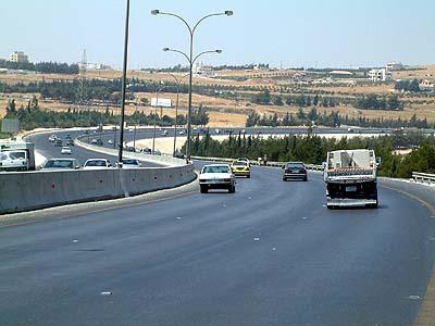 تواصل حملة إزالة البسطات والاكشاك المخالفة في شارع المطار 