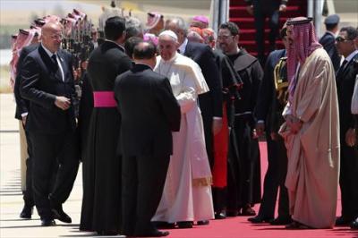 وصول البابا فرانسيس إلى عمان