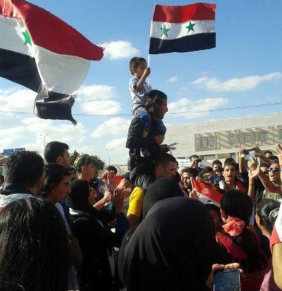 مؤيدون للأسد يحتفلون بفوزه أمام السفارة السورية