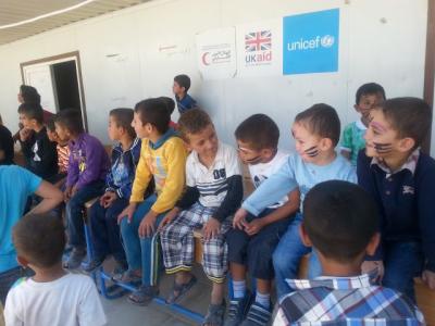 فنانون اماراتيون يشاركون اطفال "مريجيب الفهود" احتفالهم بالعيد