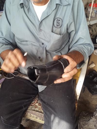 مهنة "الاسكافي" في الزرقاء بين مطرقة الدخلاء وسندان الاحذية الصينية