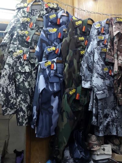 الركود يضرب مهنة "خياط الجيش" في الزرقاء