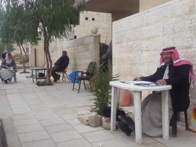 كاتب الاستدعاءات.. طاولة ومظلة والرزق على الله