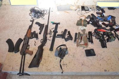 القبض على 18 بجرائم أسلحة ومخدرات