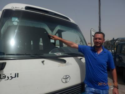 شكاوى من الأتربة والحصى المتطايرة من "القلابات" على طريق الازرق