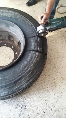 إحباط تهريب 200 ألف حبة مخدرة بإطار سيارة إحباط تهريب 200 ألف حبة مخدرة بإطار سيارة