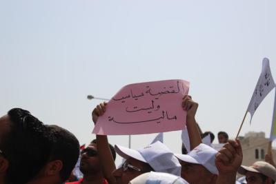 العاملون في "الانروا" يتوقفون عن العمل.. والسويد تعد بـ1.6 مليون دولار العاملون في "الانروا" يتوقفون عن العمل.. والسويد تعد بـ1.6 مليون دولار