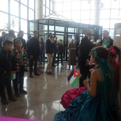 معرض تشكيلي لفنانين سوريين يرسم آمال وآلام اللاجئين