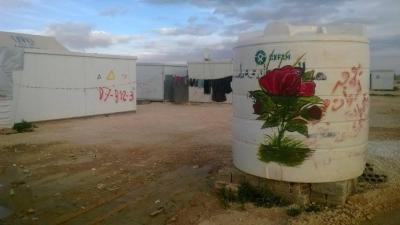 رسومات في أرجاء "الزعتري" تسطّر حكايات اللاجئين