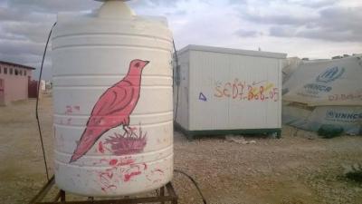 رسومات في أرجاء "الزعتري" تسطّر حكايات اللاجئين