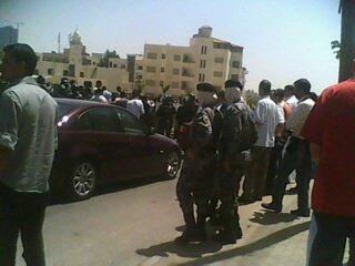 رجال أمن بالزي المدني يعتقلون معتصمين بـ"الرابية" (صور)