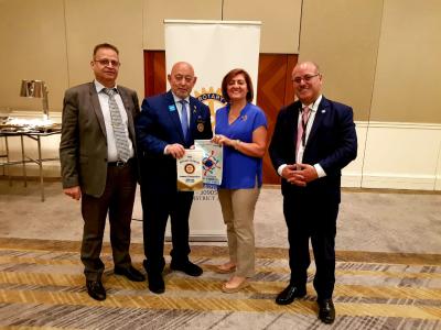 محافظ المنطقة ٢٥٤٢ يزور نادي روتاري عمان كوزموبوليتن