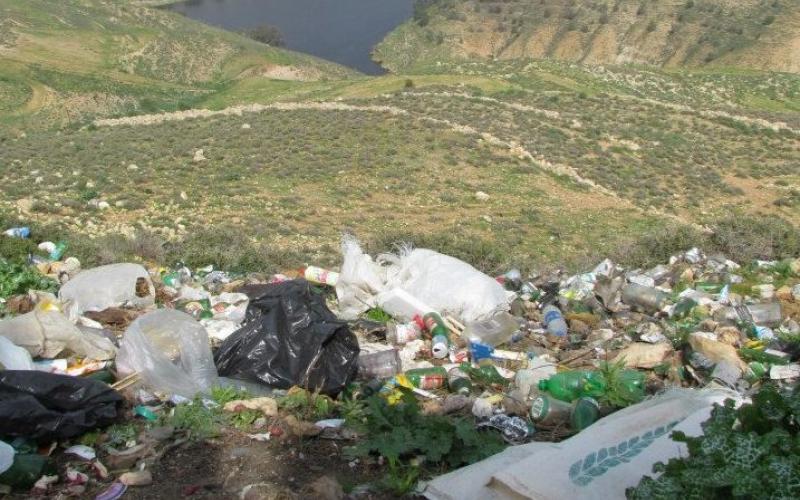 انتشار النفايات في المنطقة المحيط بسد الملك طلال/ فيسبوك 