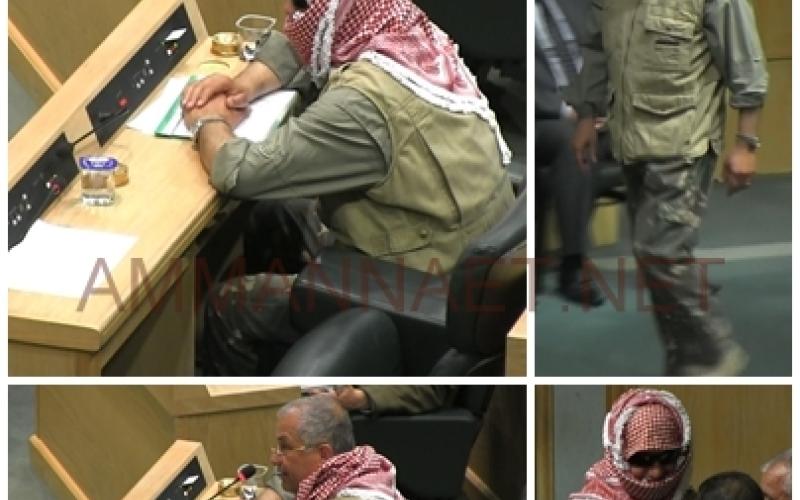 النائب أحمد رقيبات ملثماً تحت القبة احتجاجاً على طلب رفع الحصانة عنه- عدسة عسان فرج 