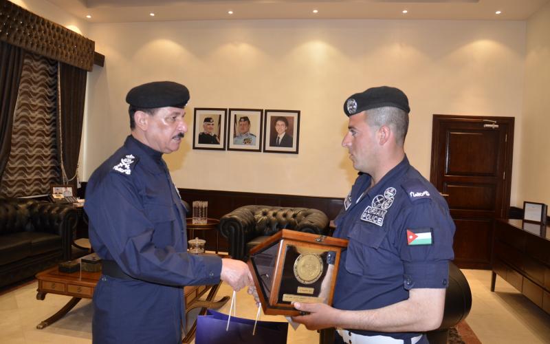 مدير الأمن يكرم رجل سير لشجاعته