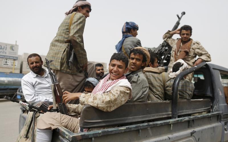 حشود عسكرية موالية لهادي تزحف نحو عدن