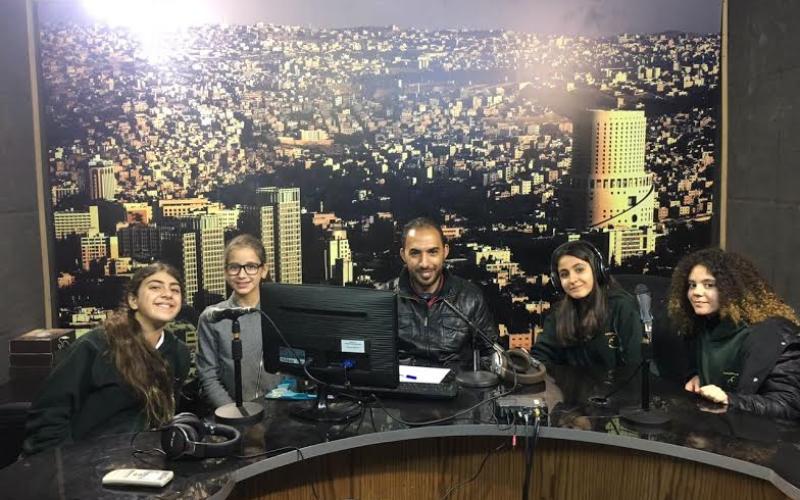 طالبات في المرحلة الإعدادية يقمن بتدوير البلاستيك