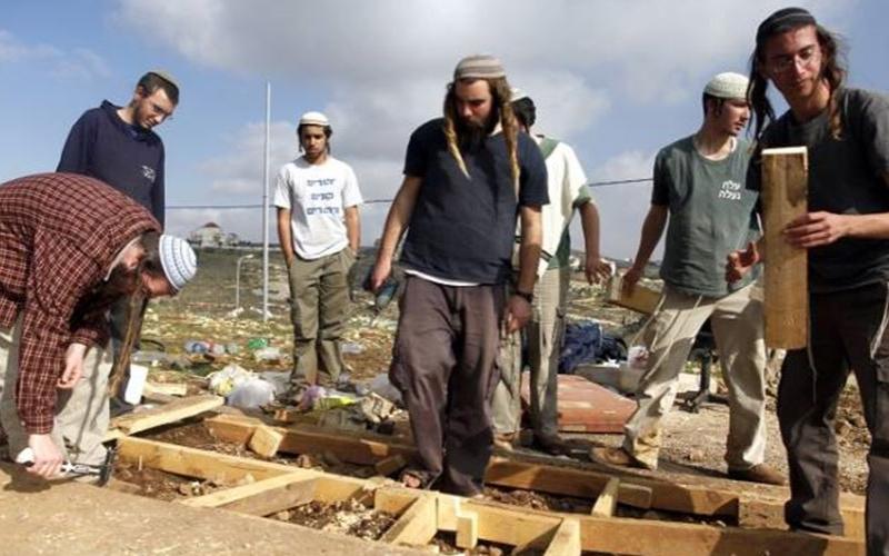 مستوطنون يشقون طريقا استيطانيا في منطقة خلة النحلة