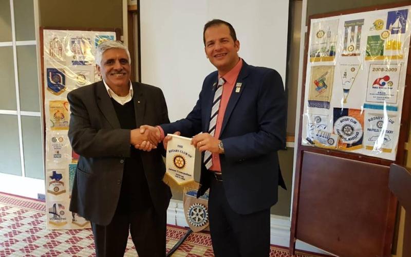روتاري كوسمبوليتن عمان تكرم الزميل داود كتاب بعضوية فخرية
