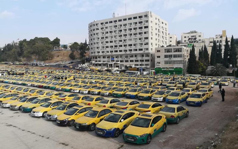 سائقو تاكسي يعتصمون أمام النواب