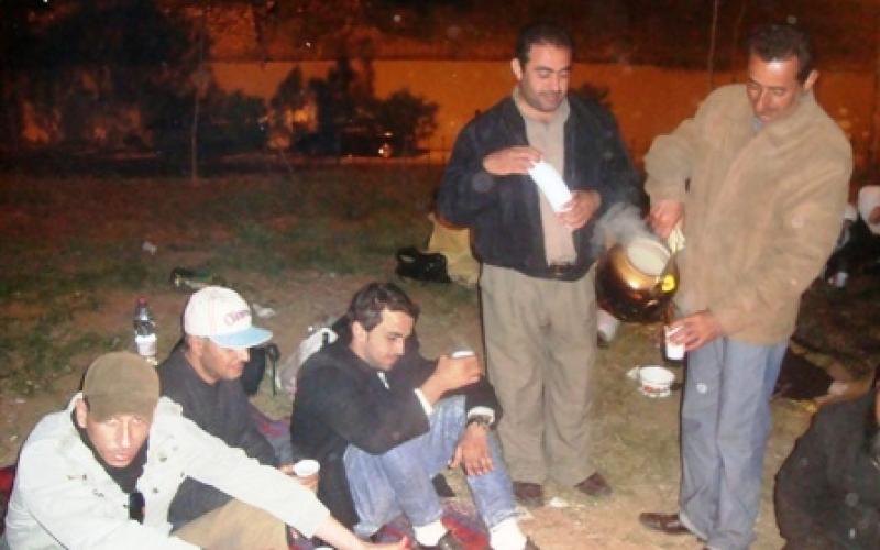 عمال يفترشون الساحة المقابلة للديوان الملكي