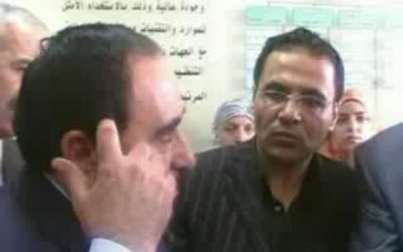 (فيديو) مواطنون يتجمهرون بانتظار وزير الصحة طمعا بالتعيينات 