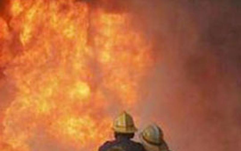 حريق هائل في مصنع للبلوسترين وسحب دخان تصل أجزاء من عمان