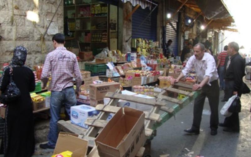 عمال المحلات التجارية..نظام سخرة عابر للقوانين 