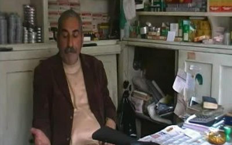 لقاء مصور مع اقدم بائع سلاح في عمان (فيديو)