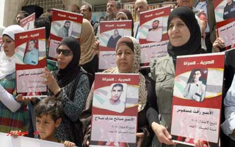 صورة على جدار.. هي كل ما تبقى لام صالح من ابنها الأسير