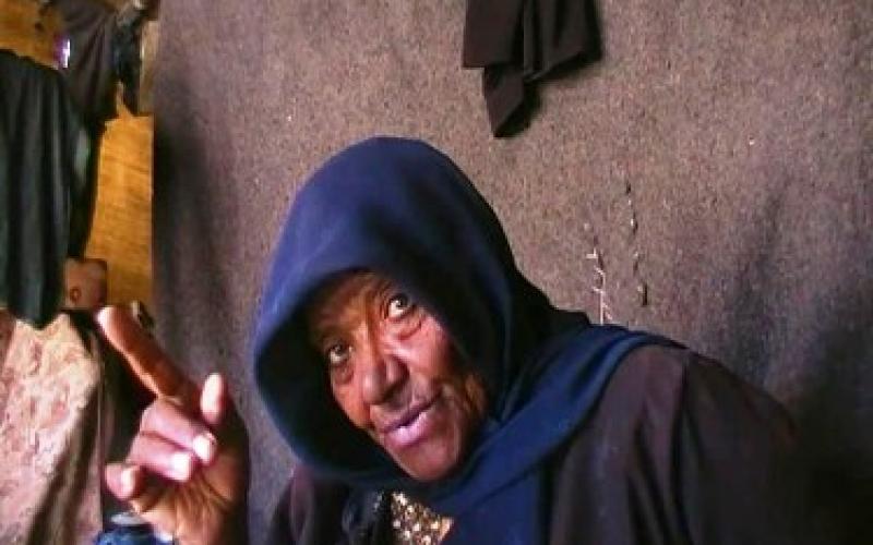 حمدة تتقاسم خيمتها مع الأفاعي والعقارب.. (فيديو)